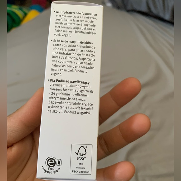 NIB ESSENCE Pretty Natural Hydrating Foundation Color: Warm Caramel 100 - Picture 8 of 10